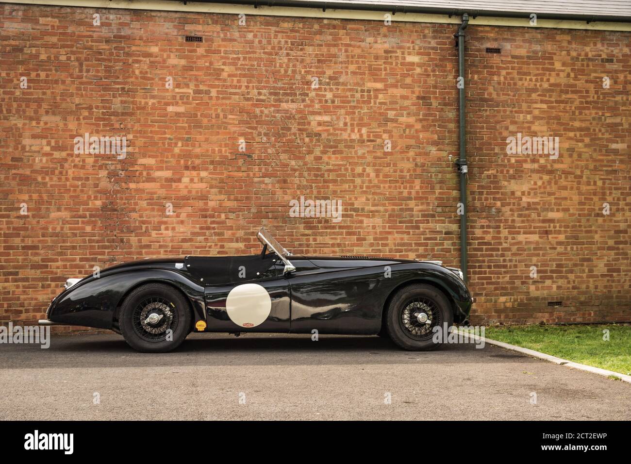 Un'auto da corsa Jaguar XK120 parcheggiata accanto a una parete in Il Bicester Heritage Sunday Scramble Foto Stock