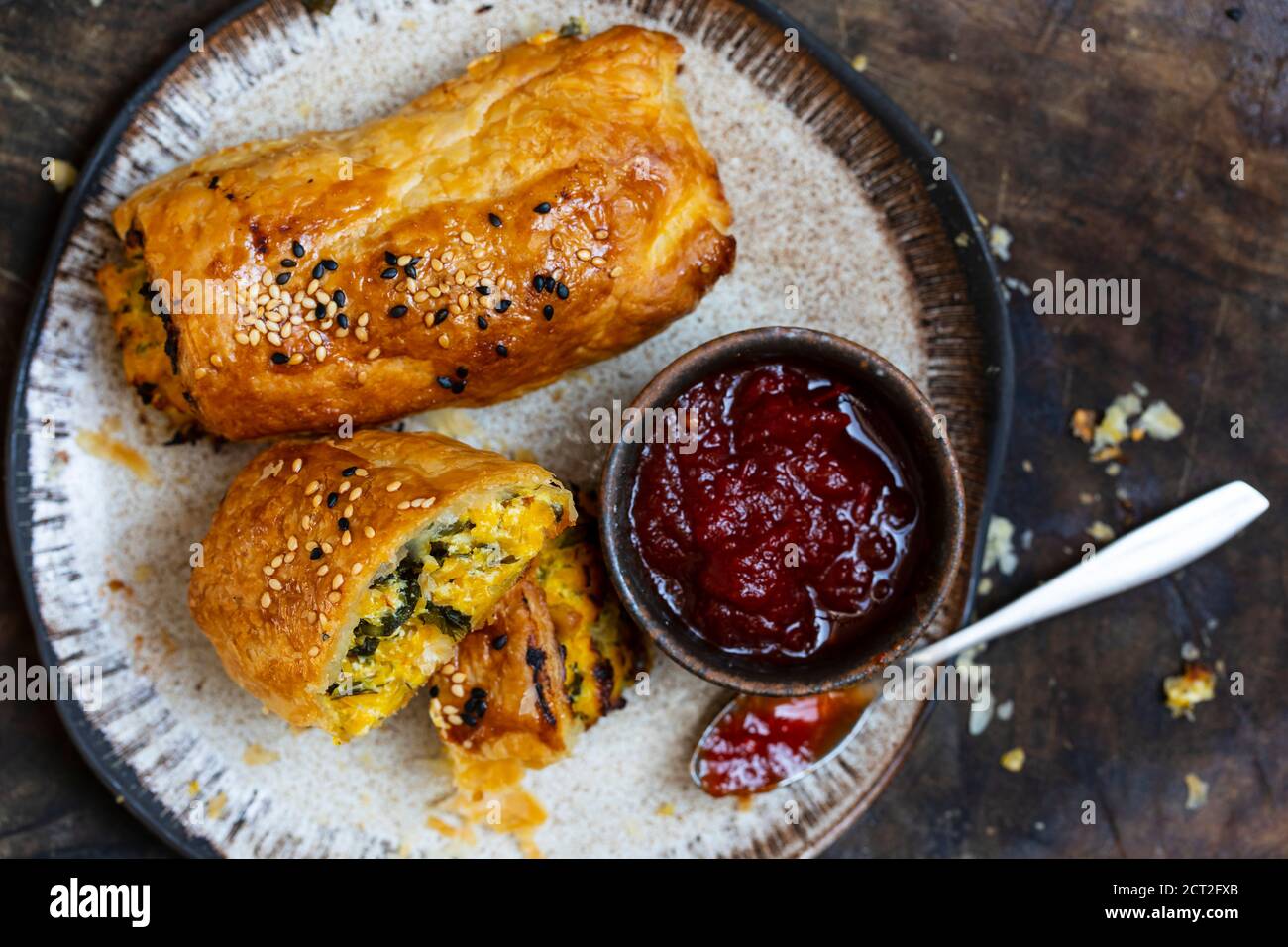 Panini vegetariani di pasta di zucca con chutney di pomodoro Foto Stock