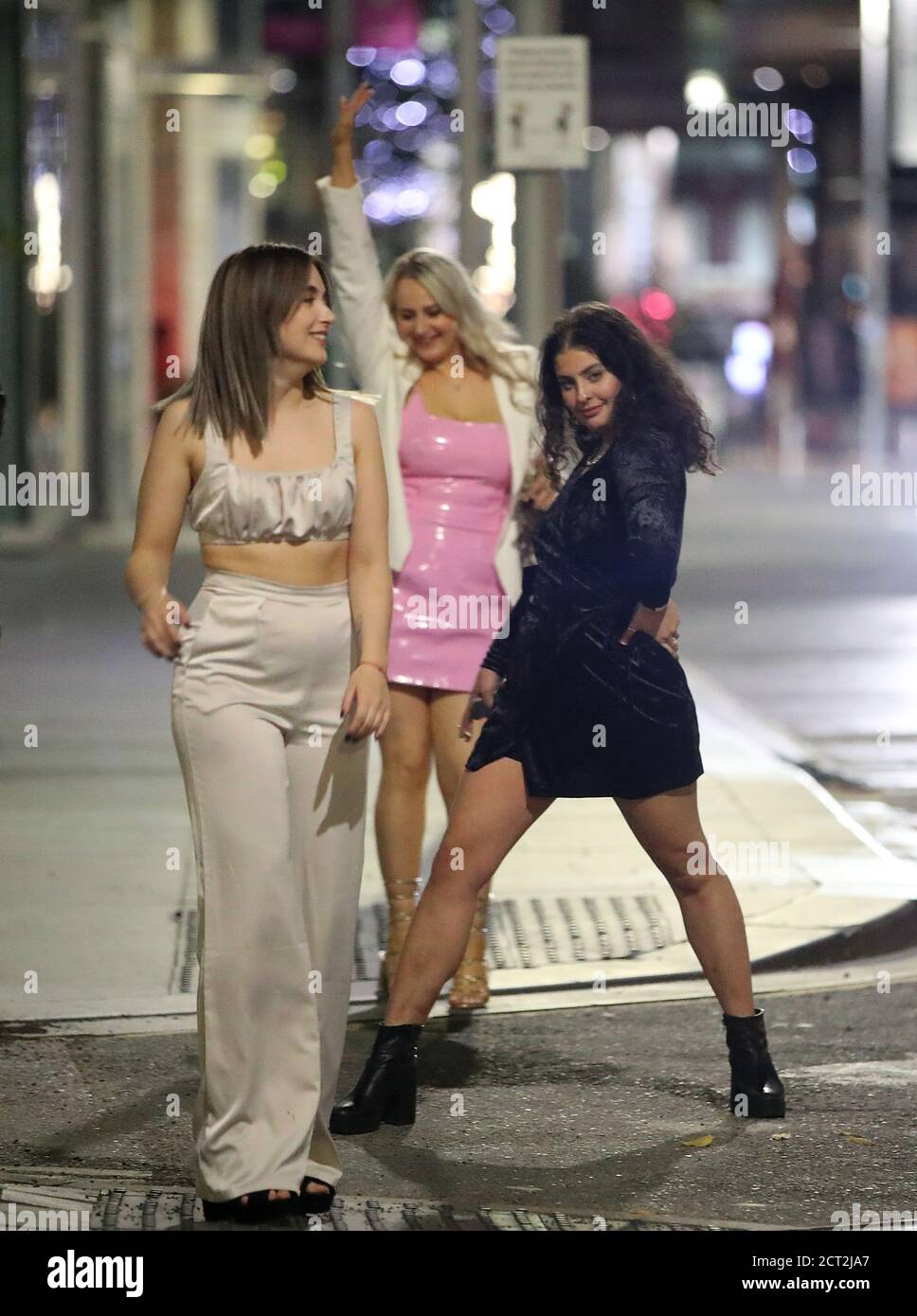 Persone fuori nel centro di Manchester, gli ultimi dati di sanità pubblica Inghilterra mostra che 672 nuovi casi di Covid-19 sono stati registrati nella città nei sette giorni fino a settembre 17. Foto Stock