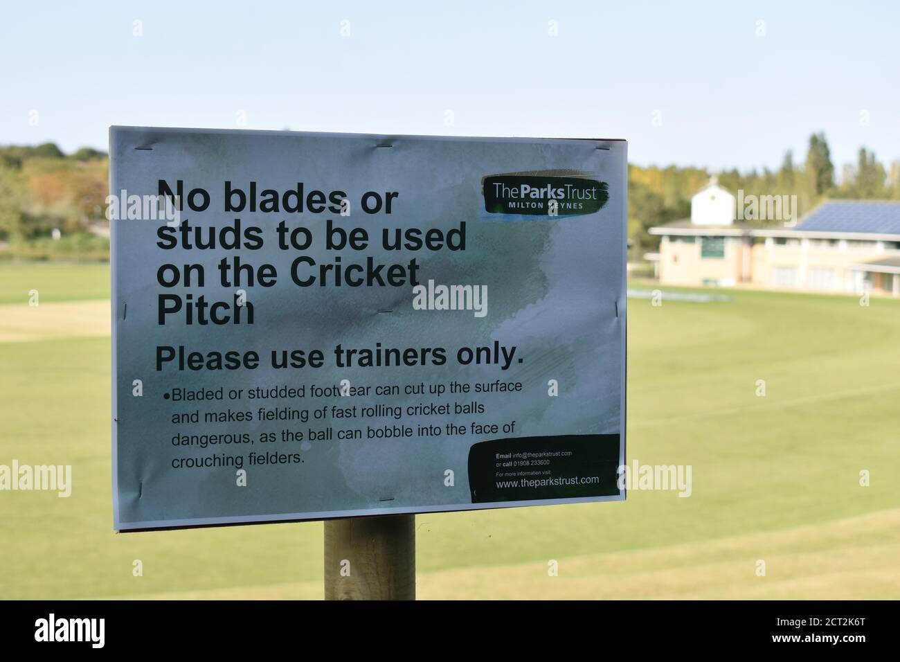Avviso sul campo da cricket al Campbell Park Pavilion a Milton Keynes. Foto Stock