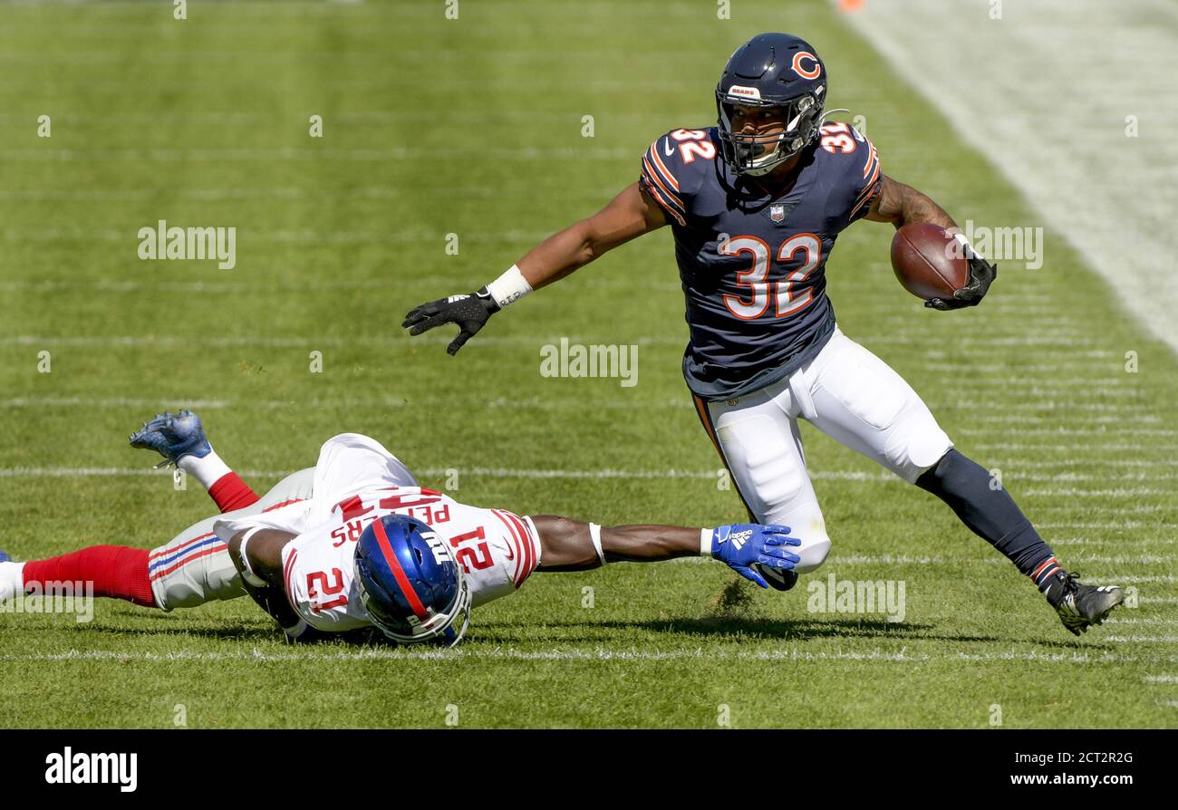 Chicago, Stati Uniti. 20 Settembre 2020. La sicurezza forte dei New York Giants Jabrill Peppers (21) si sforza per afferrare i Chicago Bears che fanno ritorno a David Montgomery (32) durante la prima metà del gioco al Soldier Field di Chicago domenica 20 settembre 2020. I Chicago Bears hanno vinto 17-13 dei New York Giants. Photo by Mark Black/UPI Credit: UPI/Alamy Live News Foto Stock