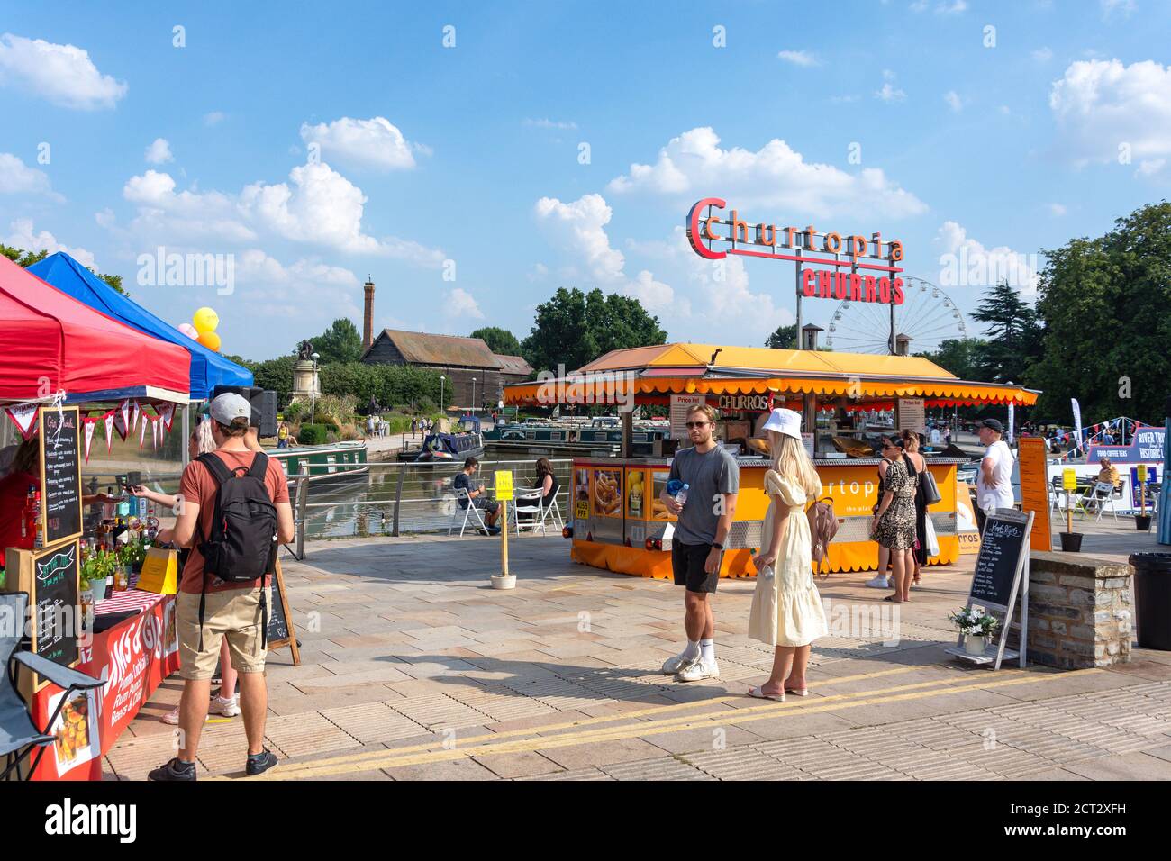 Bancarelle di cibo nel mercato all'aperto di Waterside Upmarket, Sheep Street, Stratford-upon-Avon, Warwickshire, Inghilterra, Regno Unito Foto Stock