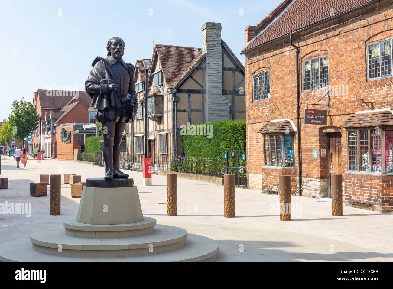 Luogo di nascita e statua di Shakespeare, Henley Street, Stratford-upon-Avon, Warwickshire, Inghilterra, Regno Unito Foto Stock