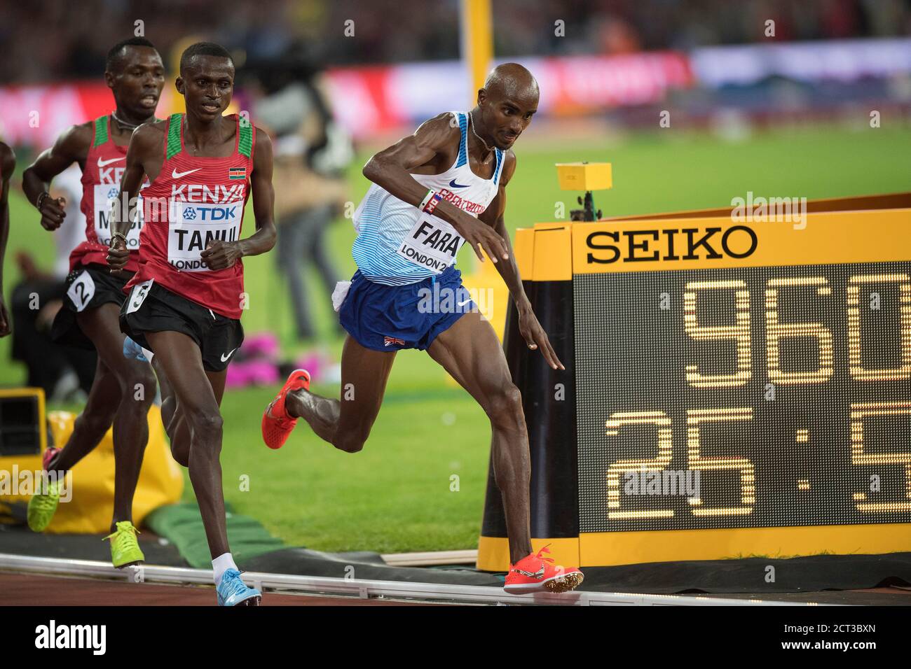 MO Farah è scattato da Tanui e cade quasi all'ultimo giro sulla sua strada per vincere i 10.000 m. World Athletics Championships 2017 il London Stadiu Foto Stock