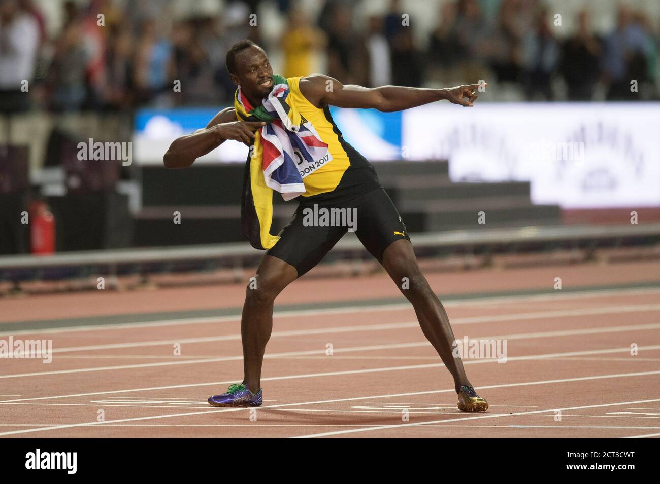 Usain Bolt fa "il bullone" per l'ultima volta dopo essere venuto 3 nella finale dei 100 metri World Athletics Championships 2017 The London Stadi Foto Stock