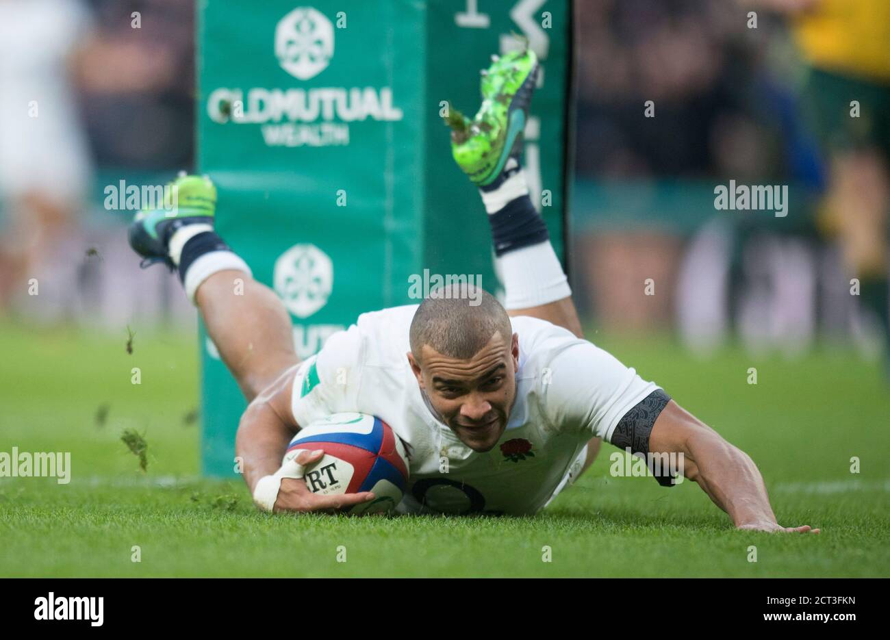 JONATHAN JOSEPH SEGNA UNA PROVA TRA I POSTI PER L'INGHILTERRA Inghilterra / Australia Old Mutual Wealth Series International Twickenham Stadium Copyrig Foto Stock
