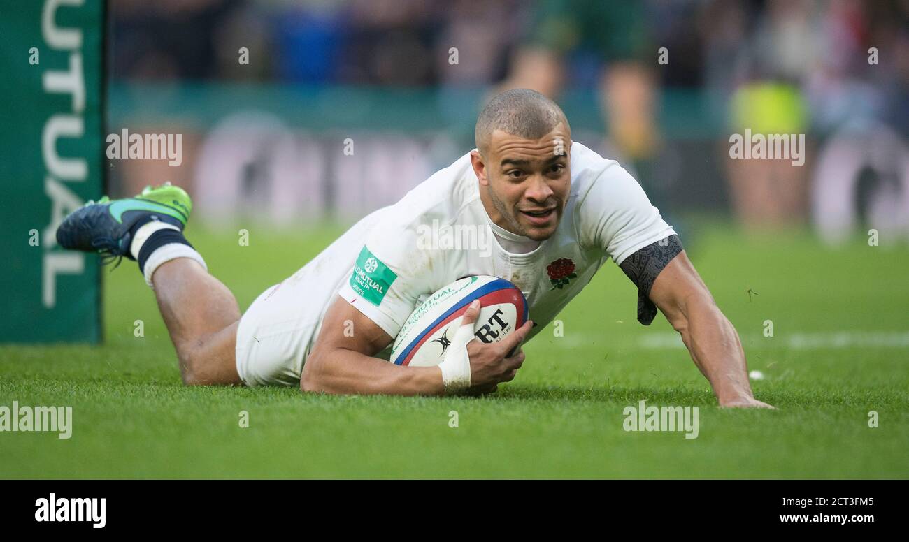 JONATHAN JOSEPH SEGNA UNA PROVA TRA I POSTI PER L'INGHILTERRA Inghilterra / Australia Old Mutual Wealth Series International Twickenham Stadium Copyrig Foto Stock