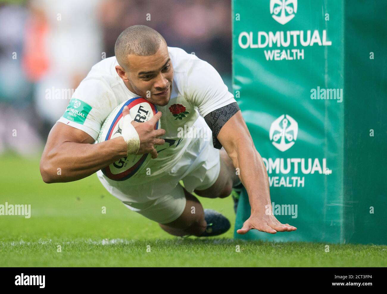 JONATHAN JOSEPH SEGNA UNA PROVA TRA I POSTI PER L'INGHILTERRA Inghilterra / Australia Old Mutual Wealth Series International Twickenham Stadium Copyrig Foto Stock