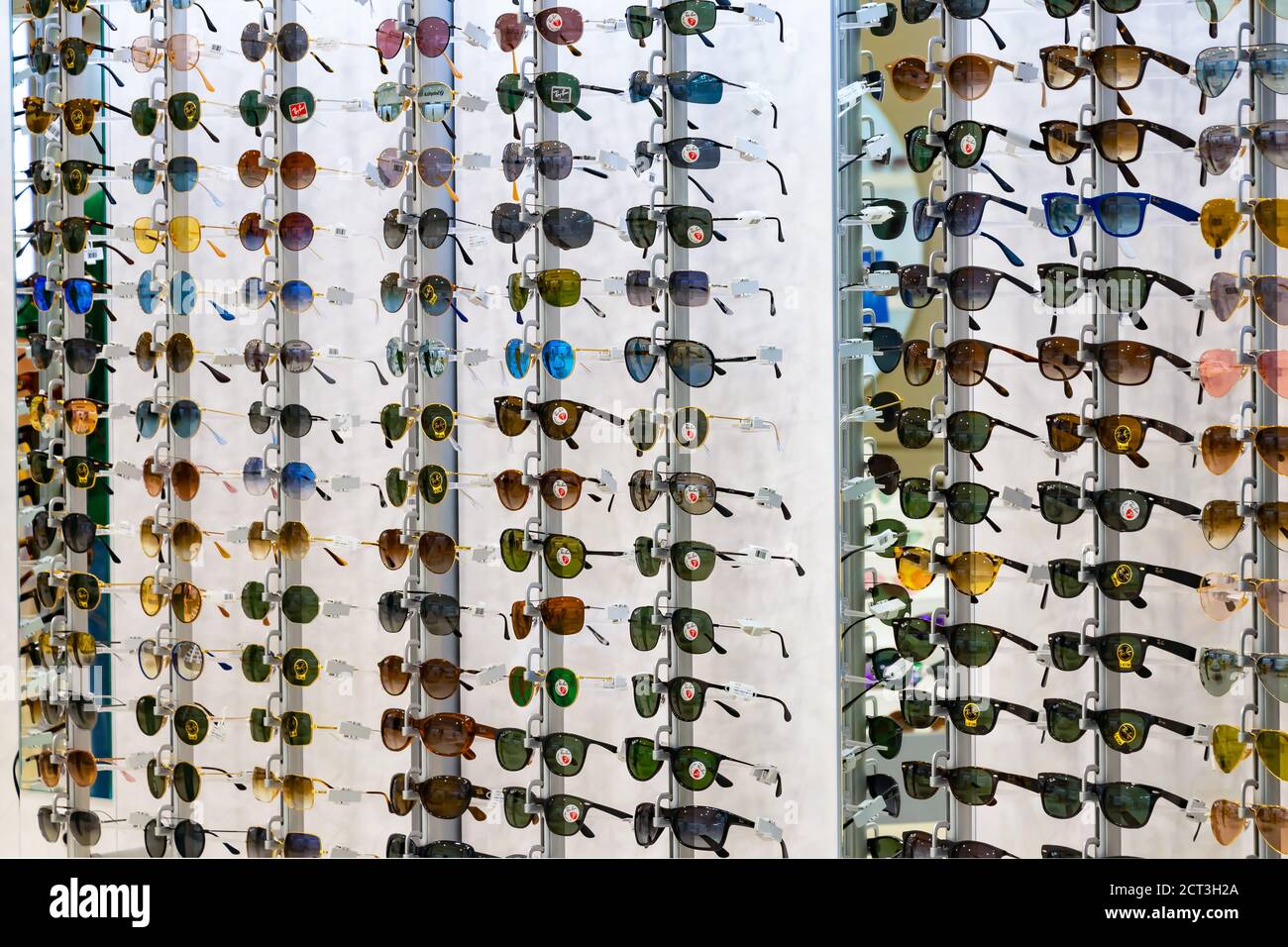 Siviglia, Spagna - 18 settembre 2020: Esposizione di occhiali da sole Ray-Ban in vendita all'interno del centro commerciale Lagoh Sevilla a Siviglia (Centro commerciale Lagoh S Foto Stock