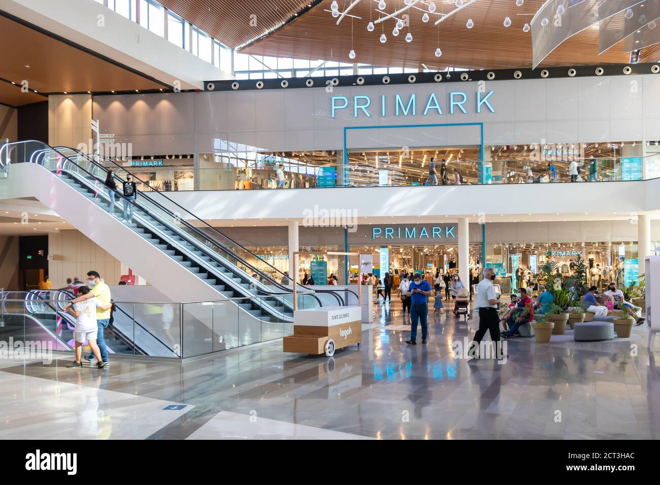 Siviglia, Spagna - 18 settembre 2020: Negozio Primark all'interno del centro commerciale Lagoh Sevilla in (Centro commerciale Lagoh). Primark è una ret irlandese di abbigliamento Foto Stock