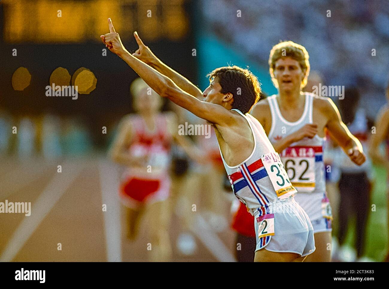 SEB Coe (GBR) vinse il 1500 m sconfiggendo Steve Cram (GBR) Per la medaglia d'oro ai Giochi Olimpici estivi del 1984 Olimpico Foto Stock