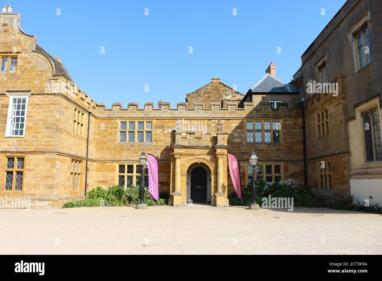 Facciata dell'edificio storico dell'Abbazia di Delapre, entrata principale esterna, Northampton, Regno Unito Foto Stock