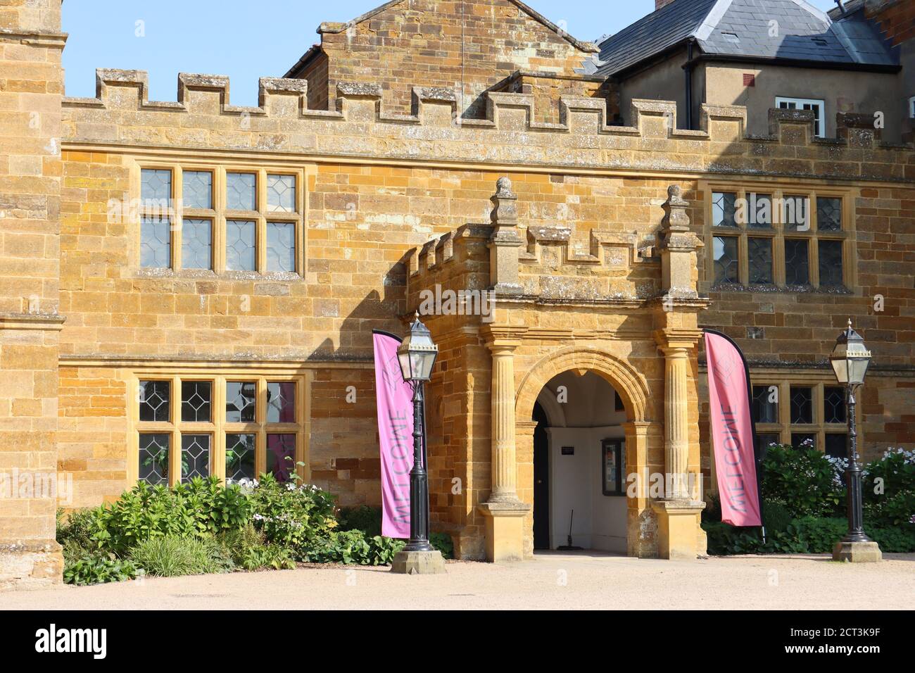 Facciata dell'edificio storico dell'Abbazia di Delapre, entrata principale esterna, Northampton, Regno Unito Foto Stock