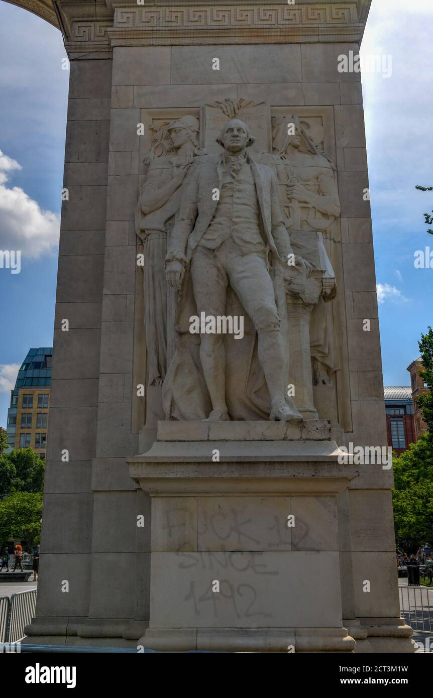 Statua vandalizzata di George Washington nel Washington Square Park a seguito delle proteste a New York City. Foto Stock