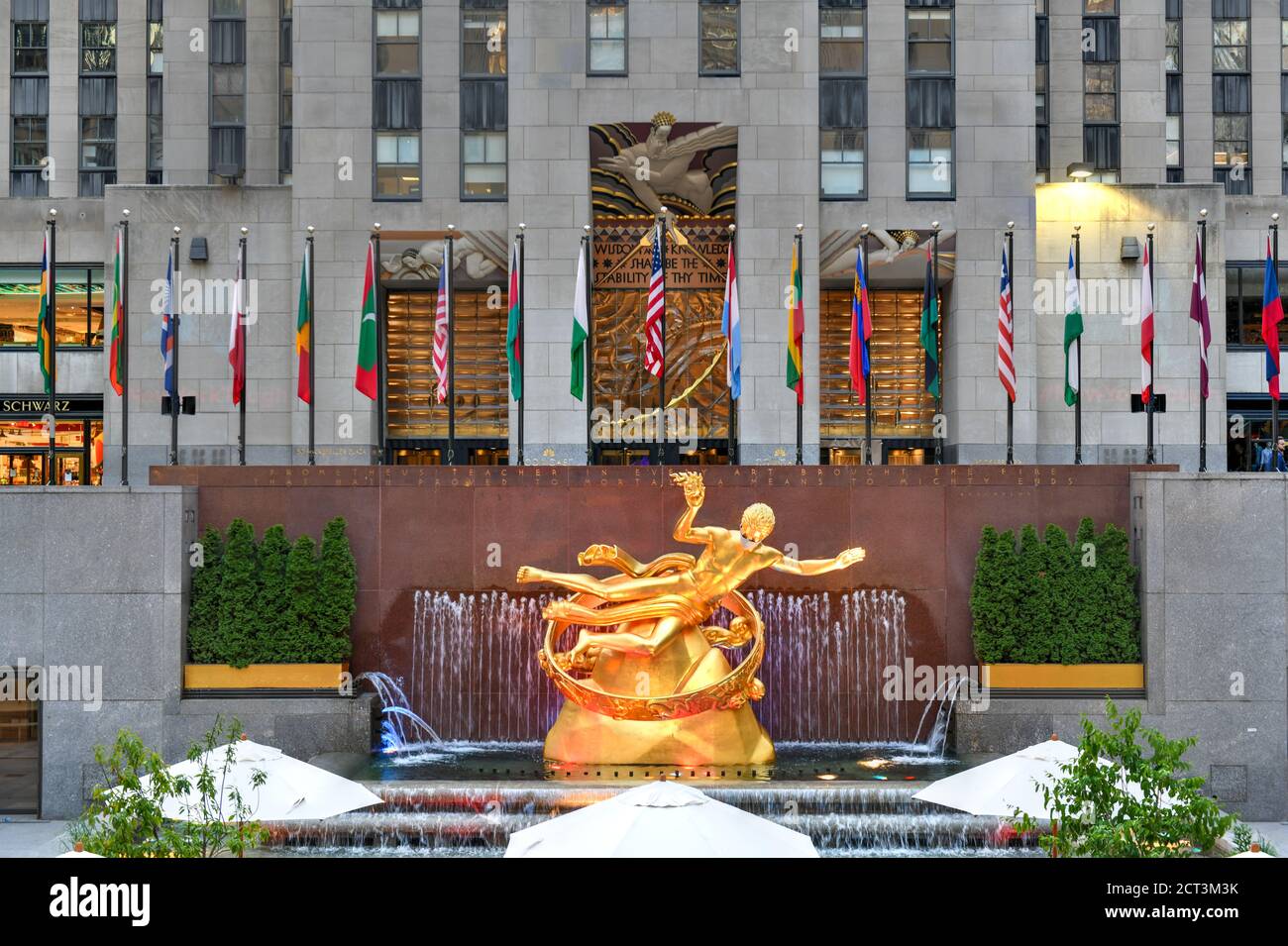 New York, NY / USA - 2 luglio 2020: La ditta di bene immobile Tishman Speyer ha montato le maschere su Prometheus e altre statue classiche nel Rockefeller Center per ricordare Foto Stock