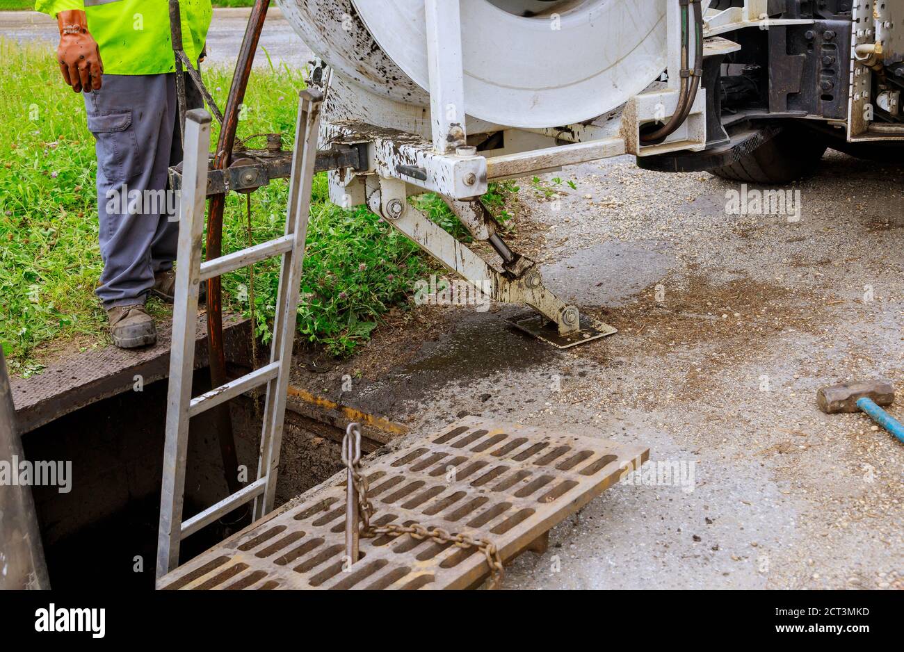 Attrezzature per la pulizia delle acque reflue con fognature su una strada cittadina su un carrello industriale Foto Stock