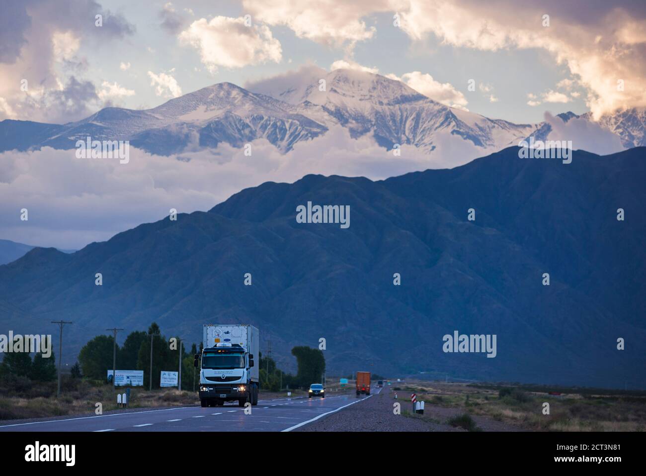 Montagna innevata Aconcagua nella catena montuosa delle Ande, la montagna più alta in America, provincia di Mendoza, Argentina, Sud America Foto Stock