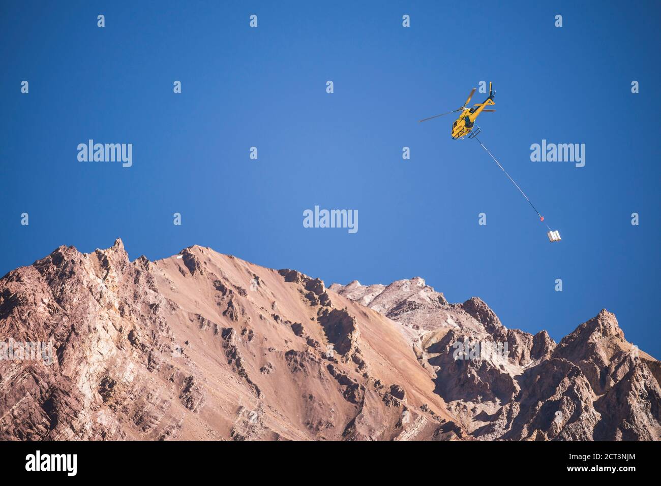 Elicottero di soccorso al Parco Provinciale di Aconcagua, catena montuosa delle Ande, provincia di Mendoza, Argentina, Sud America, sfondo con spazio di copia Foto Stock