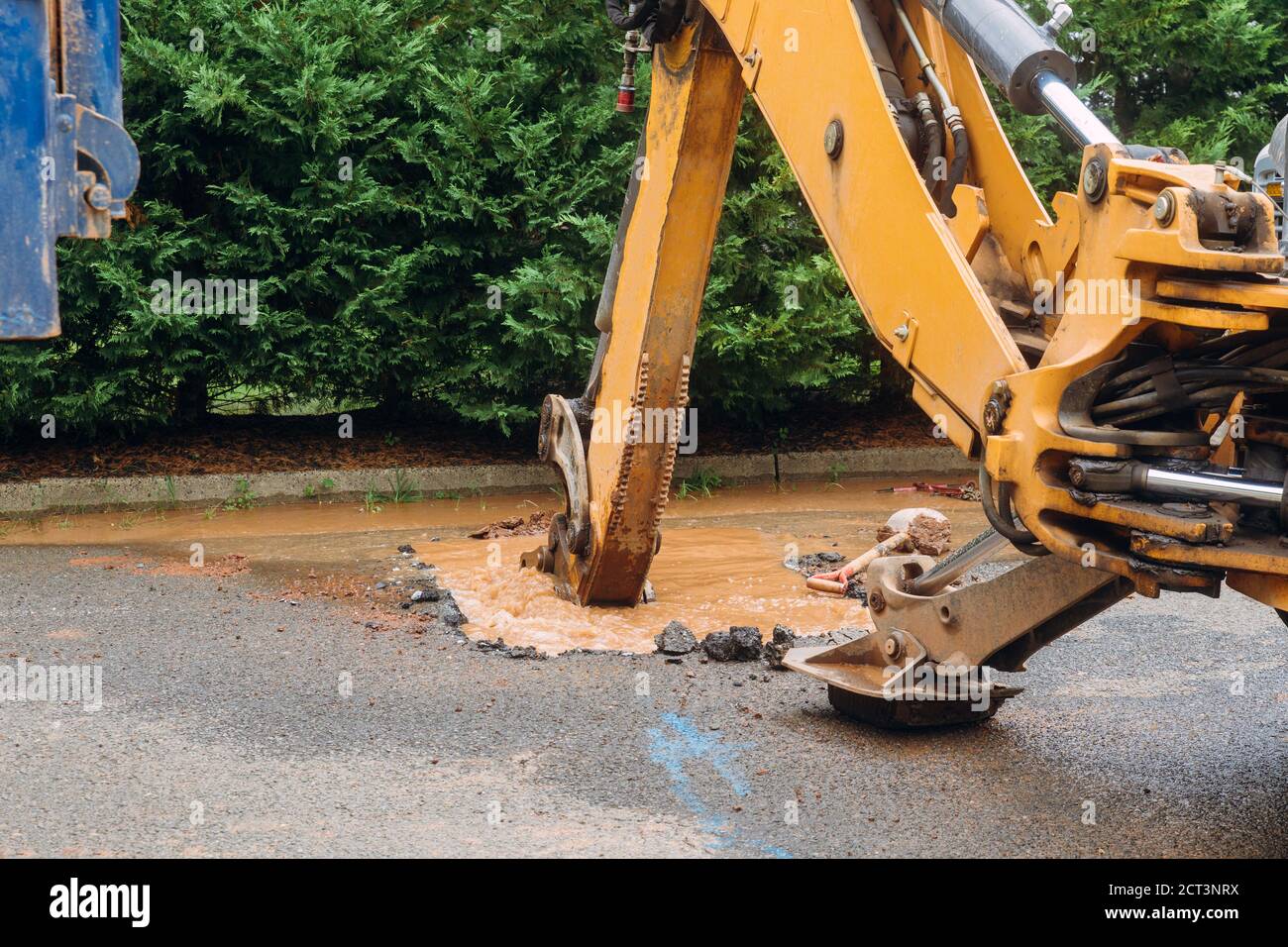 Splatter di acqua dal tubo rotto la strada principale perde acqua dal foro Foto Stock