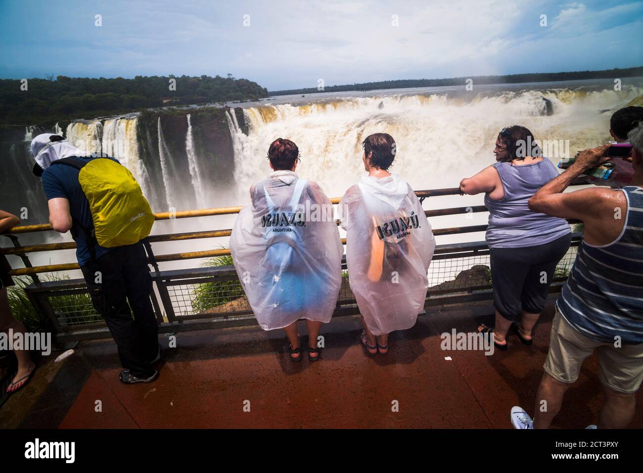 Turisti alla Gola del Diavolo, Cascate di Iguazu (alias Cascate di Iguassu o Cataratas del Iguazu), Provincia di Misiones, Argentina, Sud America Foto Stock