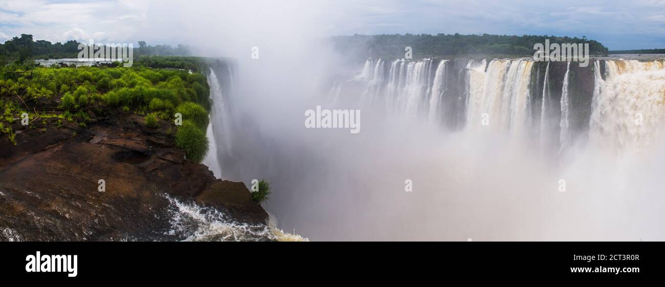 La Gola del Diavolo, le Cascate di Iguazu (alias Cascate di Iguassu o Cataratas del Iguazu), la Provincia di Misiones, Argentina, Sud America Foto Stock