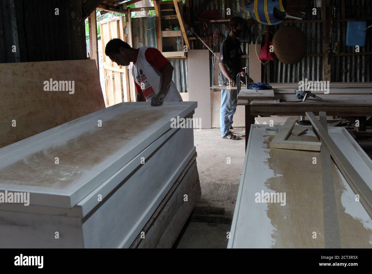 Giacarta, Indonesia. 20 Settembre 2020. I lavoratori finiscono di fare la bara alla Sahabat Duka Foundation, Pondok Kelapa Public Cemetery, East Jakarta, Domenica (20/09/2020). Il crescente numero di casi positivi e il crescente numero di decessi dovuti al virus corona o Covid-19 in Indonesia, ha fatto la produzione di barbine hanno aumentato gli ordini. (Foto di Kuncoro Widyo Rumpoko/Pacific Press/Sipa USA) Credit: Sipa USA/Alamy Live News Foto Stock