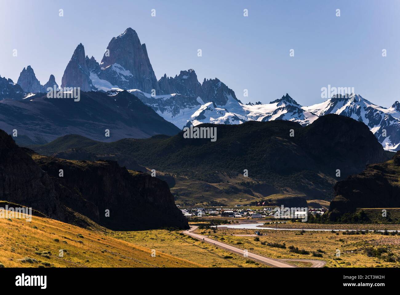El Chalten villaggio e Monte Fitz Roy (aka Cerro Chalten), Patagonia, Argentina, Sud America Foto Stock