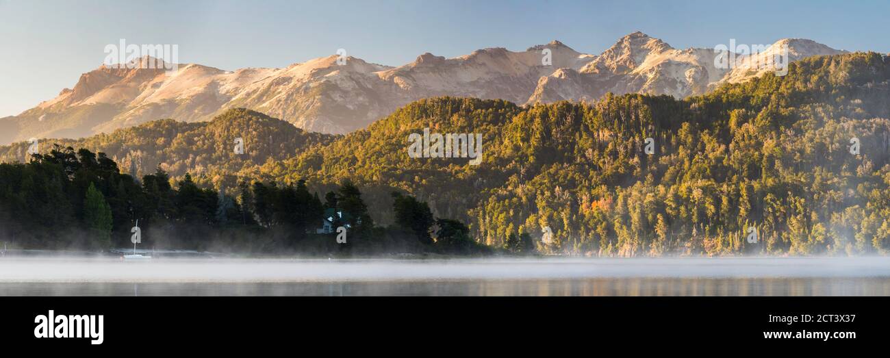 Misty Lago Nahuel Huapi all'alba, Villa la Angostura, Neuquen, Patagonia, Argentina, Sud America Foto Stock