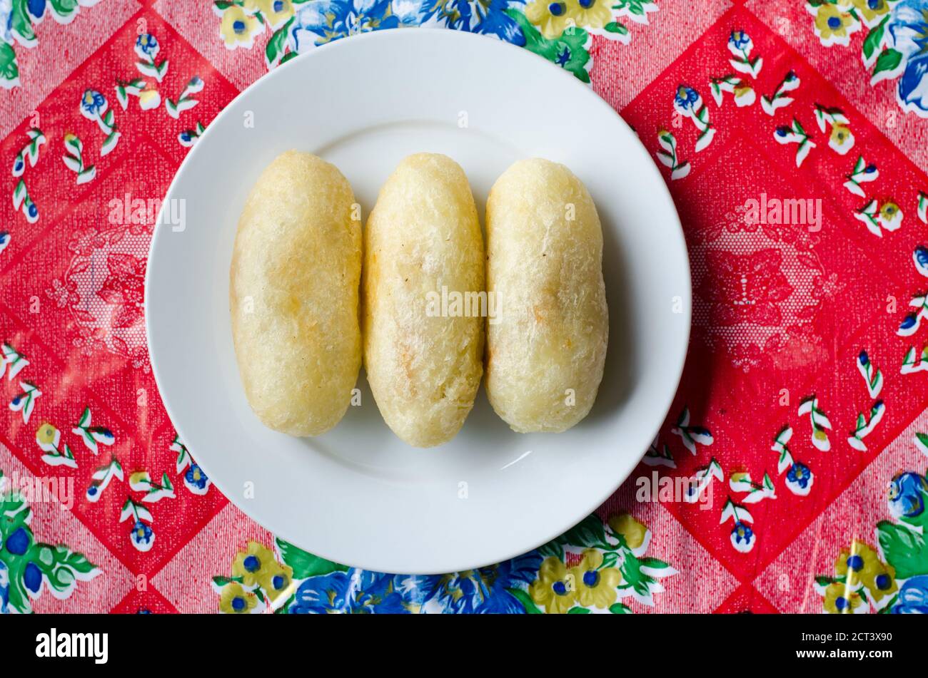 carimañola stile Panamense è un roba fritter fatto di mandioca o impasto di yuca e farcito con manzo macinato Foto Stock