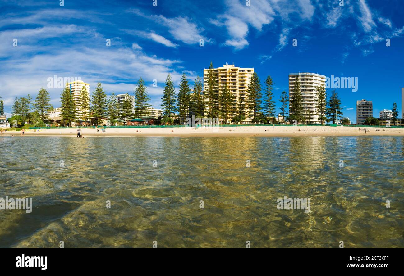 Coolangatta Beach dal mare a Coolangatta, Gold Coast, Australia Foto Stock