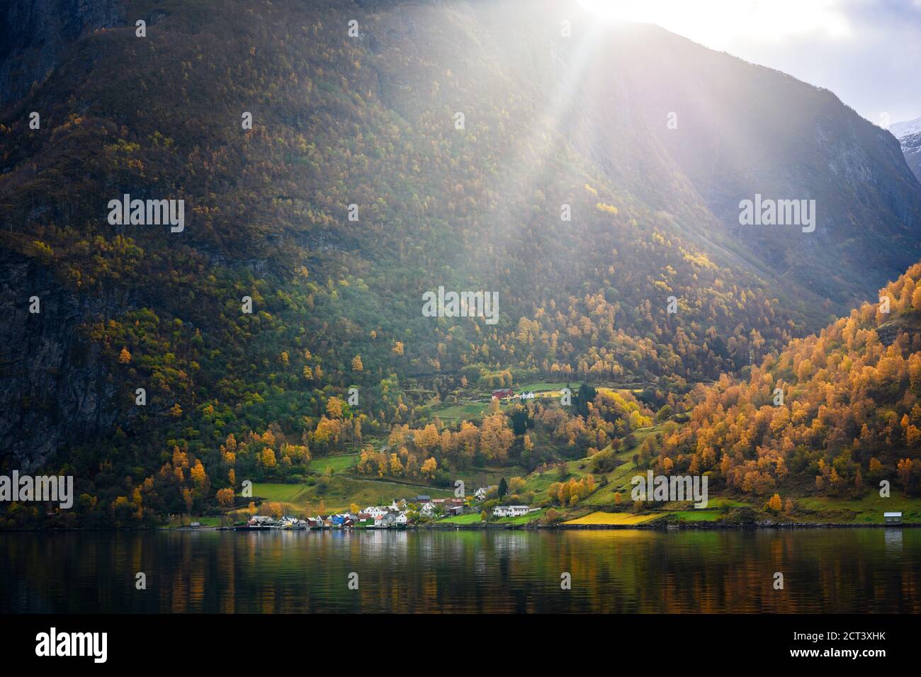 Il villaggio di Undredal è un piccolo villaggio sul fiordo. Aurlandsfjord costa occidentale della Norvegia, le alte montagne e i villaggi si riflettono nell'acqua durante un Foto Stock