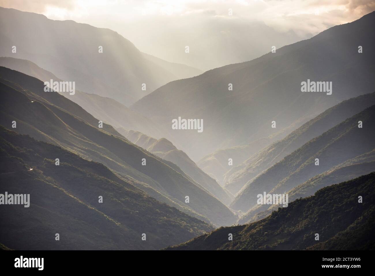 Coroico Valley al tramonto, tipico paesaggio montano boliviano, Dipartimento la Paz, Bolivia, Sud America Foto Stock