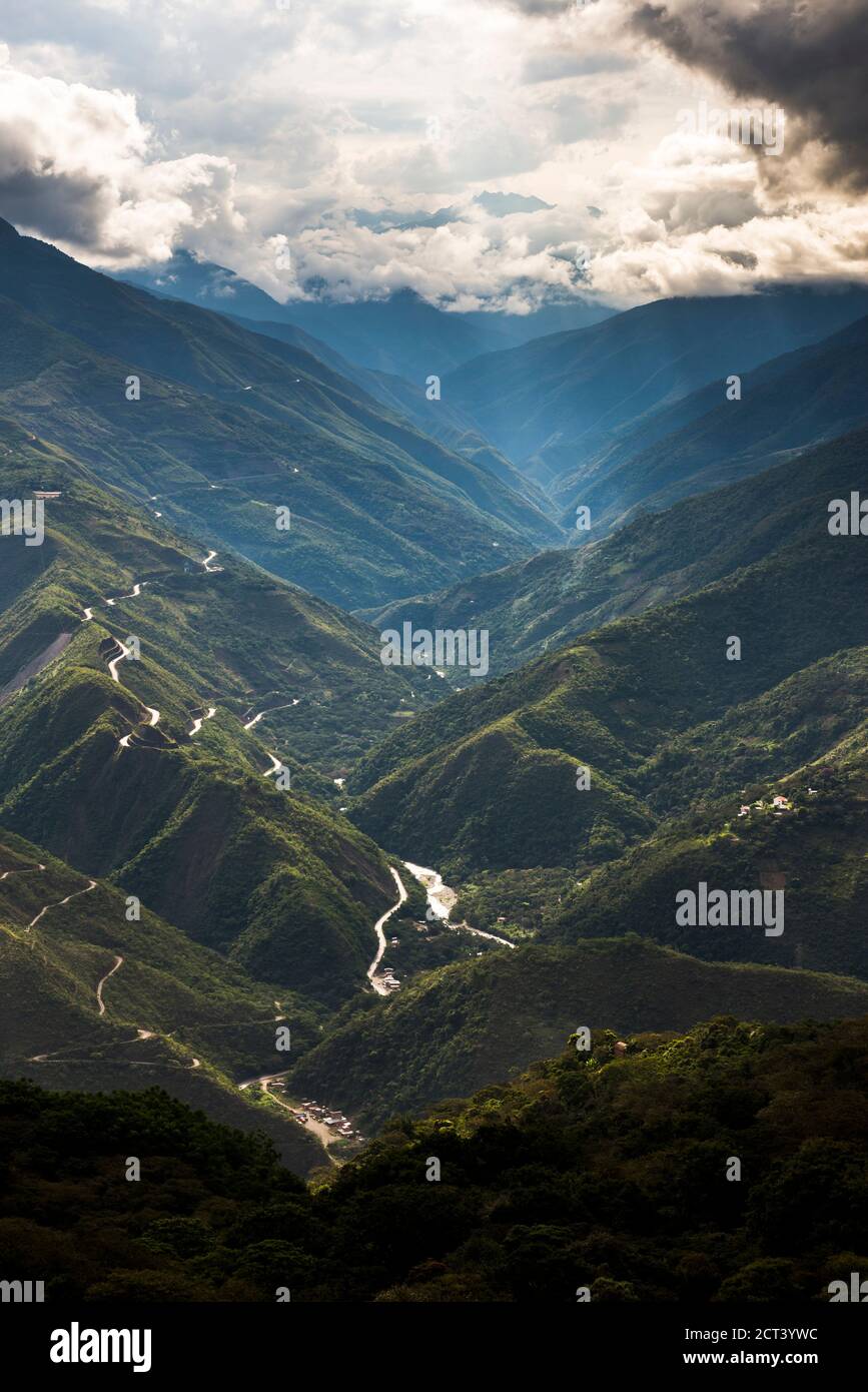 Coroico Valley, tipico paesaggio montano boliviano, Dipartimento la Paz, Bolivia, Sud America Foto Stock