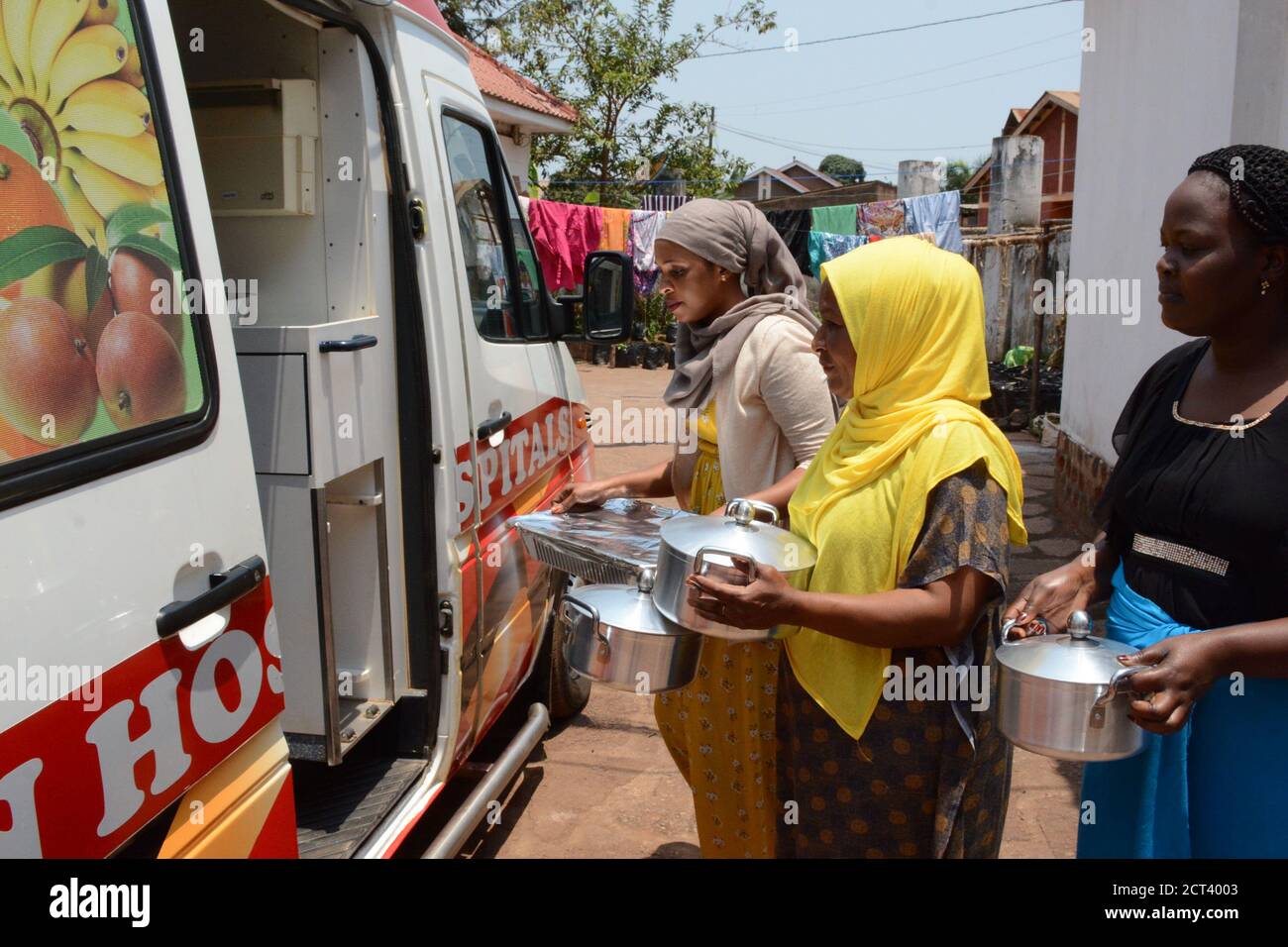 Kampala, Uganda. 20 Settembre 2020. Le donne consegnano pasti gratuiti per i pazienti isolati COVID-19 a Kampala, Uganda, 20 settembre 2020. Lo chef volontario ugandese Ddamba Muhamad, supportato da familiari e amici, organizza la cucina e consegna i pasti gratuiti ai centri sanitari e agli ospedali dove i pazienti COVID-19 sono messi in quarantena. Credit: Nicholas Kajoba/Xinhua/Alamy Live News Foto Stock