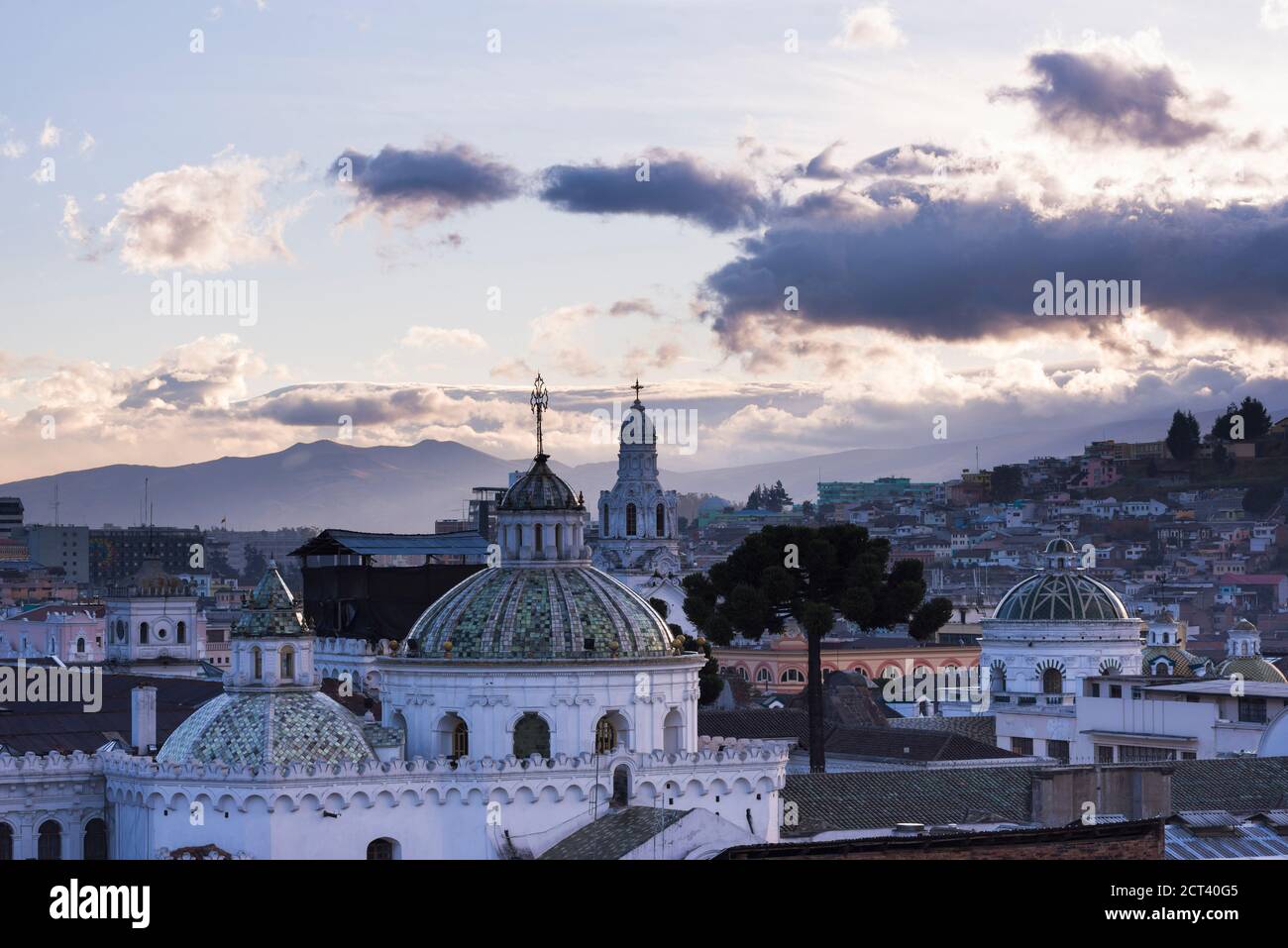 Centro storico e la guglia della Cattedrale di Quito, Città Vecchia di Quito, Ecuador, Sud America Foto Stock