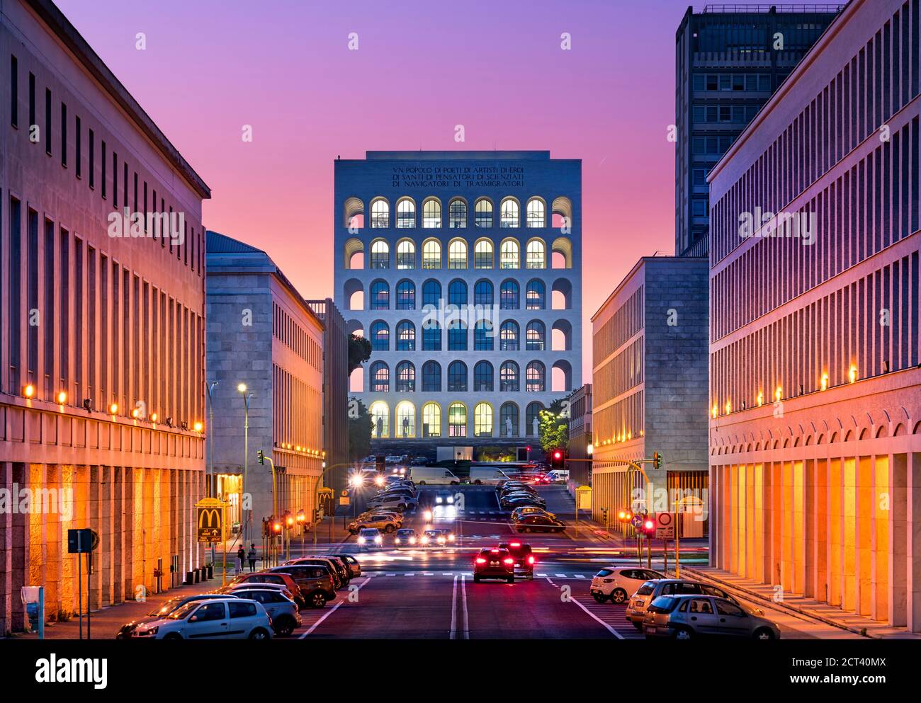 EUR Roma Italia. Palazzo della Civiltà Italiana; Palazzo della Civiltà del lavoro; Piazza Colosseo o Colosseo Quadrato. Ora sede centrale Fendi. Foto Stock