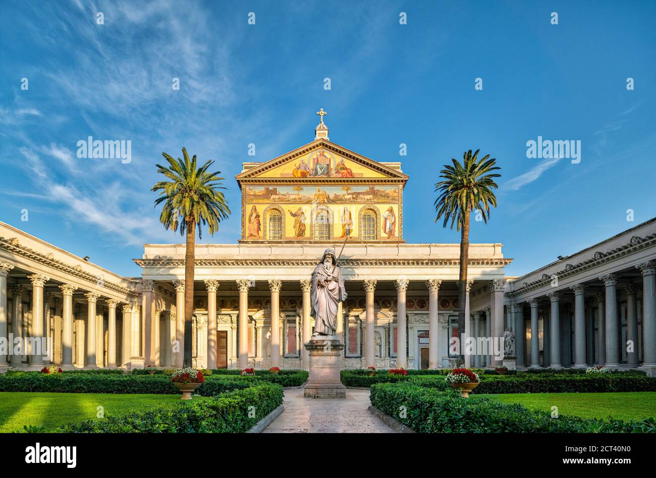Basilica di San Paolo fuori le Mura, San Paolo, San Paolo fuori le Mura, una delle quattro Basiliche Papali di Roma Italia. Statua di San Paolo. Foto Stock