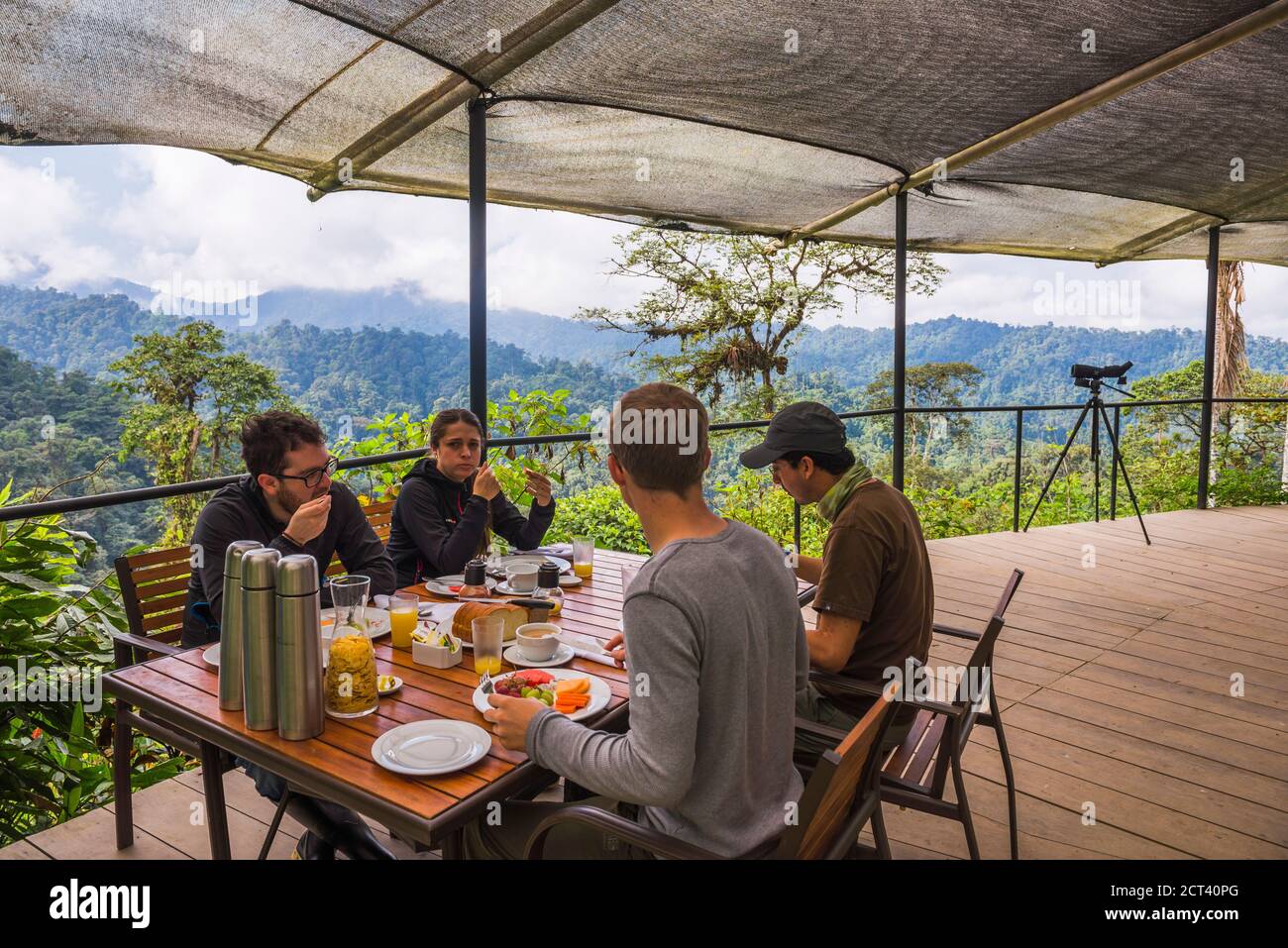 I turisti che hanno la prima colazione nella giungla presso lo Sky Life Centre presso la Foresta Nuvola di Mashpi nella Foresta pluviale di Choco, Ecuador, Sud America Foto Stock