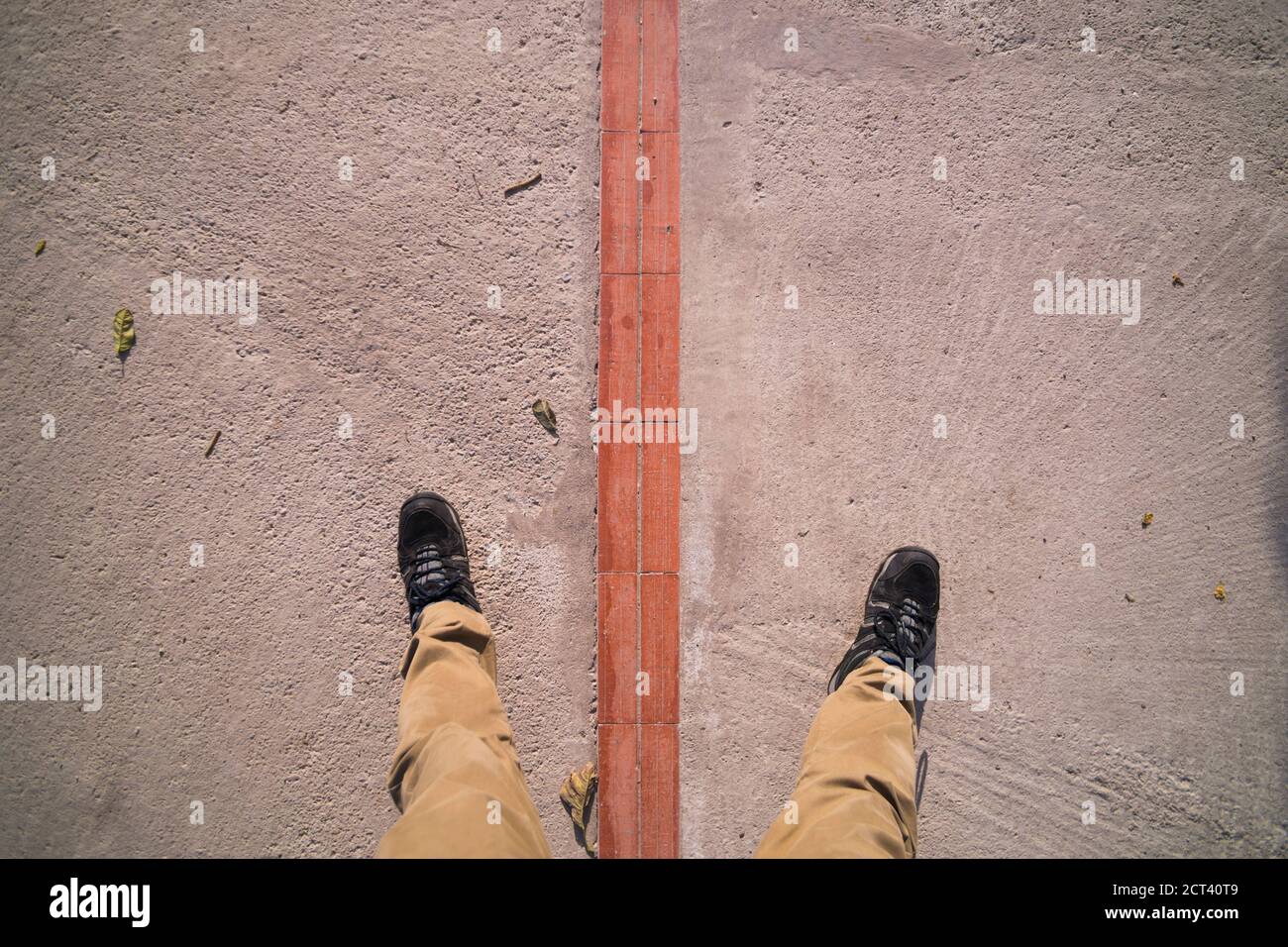 Un piede su entrambi i lati dell'Equatore al 'Middle of the World', San Antonio de Pichincha, Quito, Ecuador, Sud America Foto Stock Un piede su entrambi i lati dell'Equatore al 'Middle of the World', San Antonio de Pichincha, Quito, Ecuador, Sud America Foto Stock
