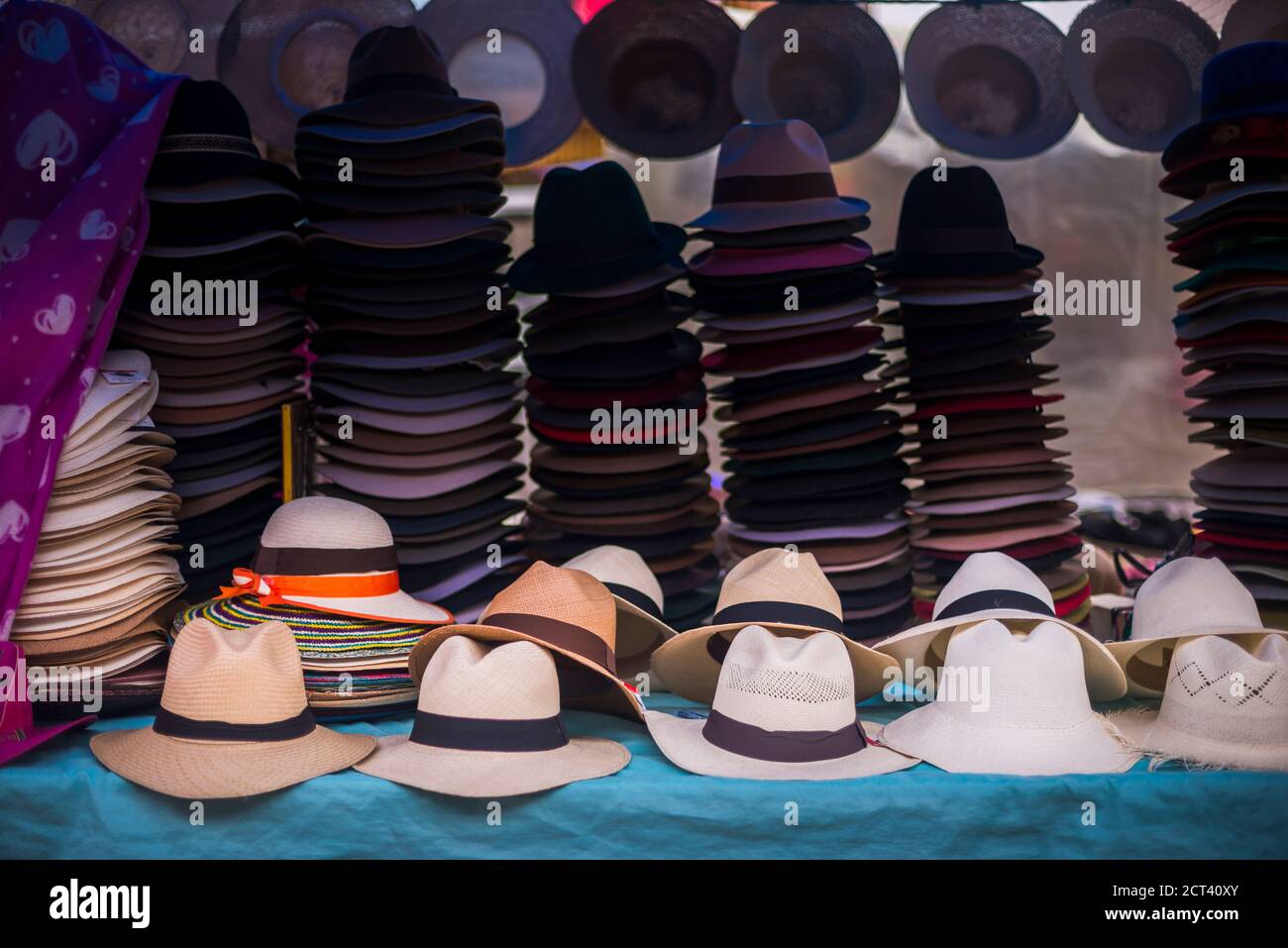 Cappelli tradizionali di Panama in vendita nel mercato di Otavalo, provincia di Imbabura, Ecuador Foto Stock