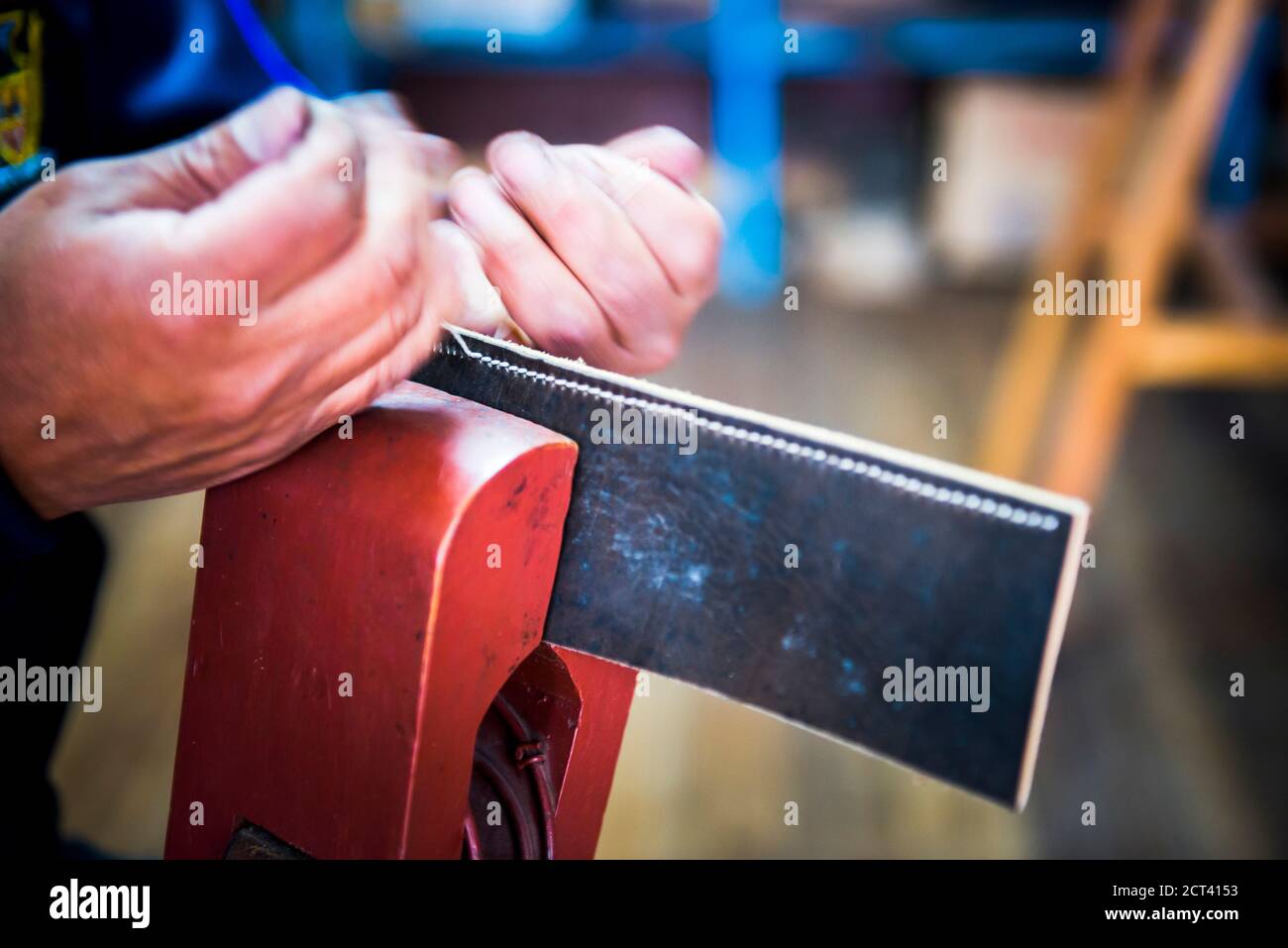 Saddle maker e lavoro di pelle, comunità Zuleta, Imbabura, Ecuador, Sud America Foto Stock