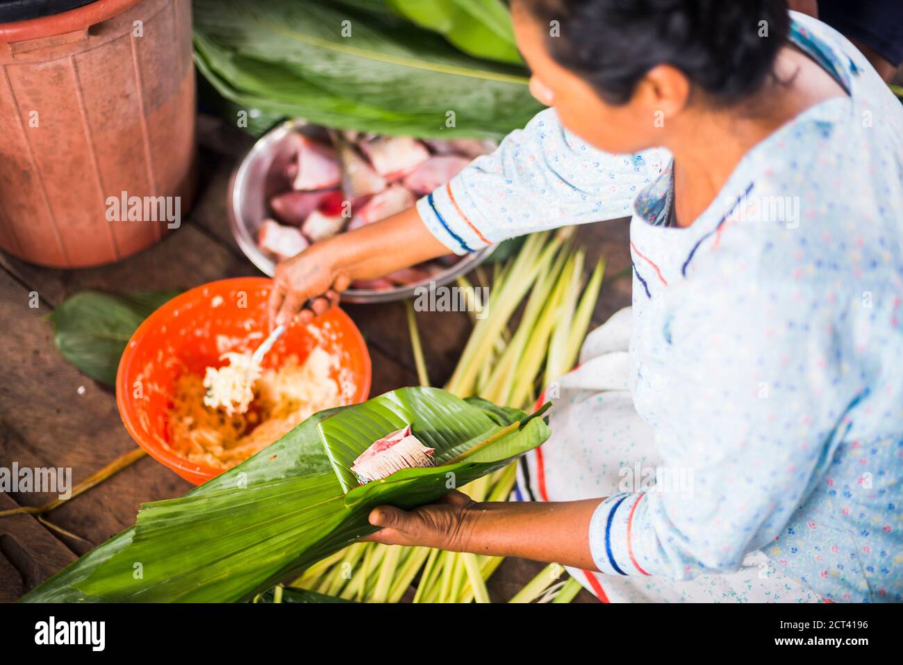 Donna che prepara piatto tradizionale di pesce avvolto in foglie di banana,  Amazon Rainforest, Coca, Ecuador, Sud America Foto stock - Alamy