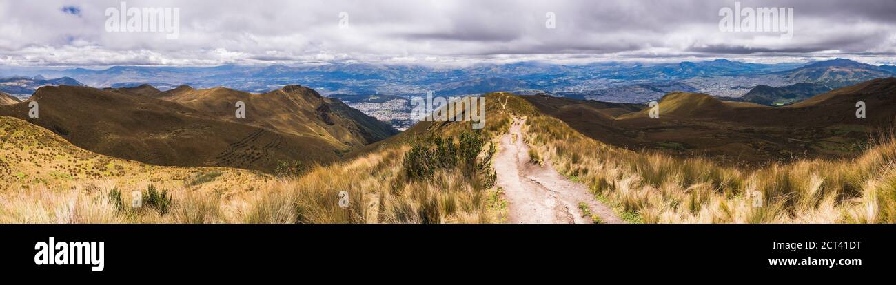 Tutto il panorama di Quito. Estremo nord a sinistra e estremo sud a destra, dal vulcano Pichincha, Ecuador, Sud America Foto Stock