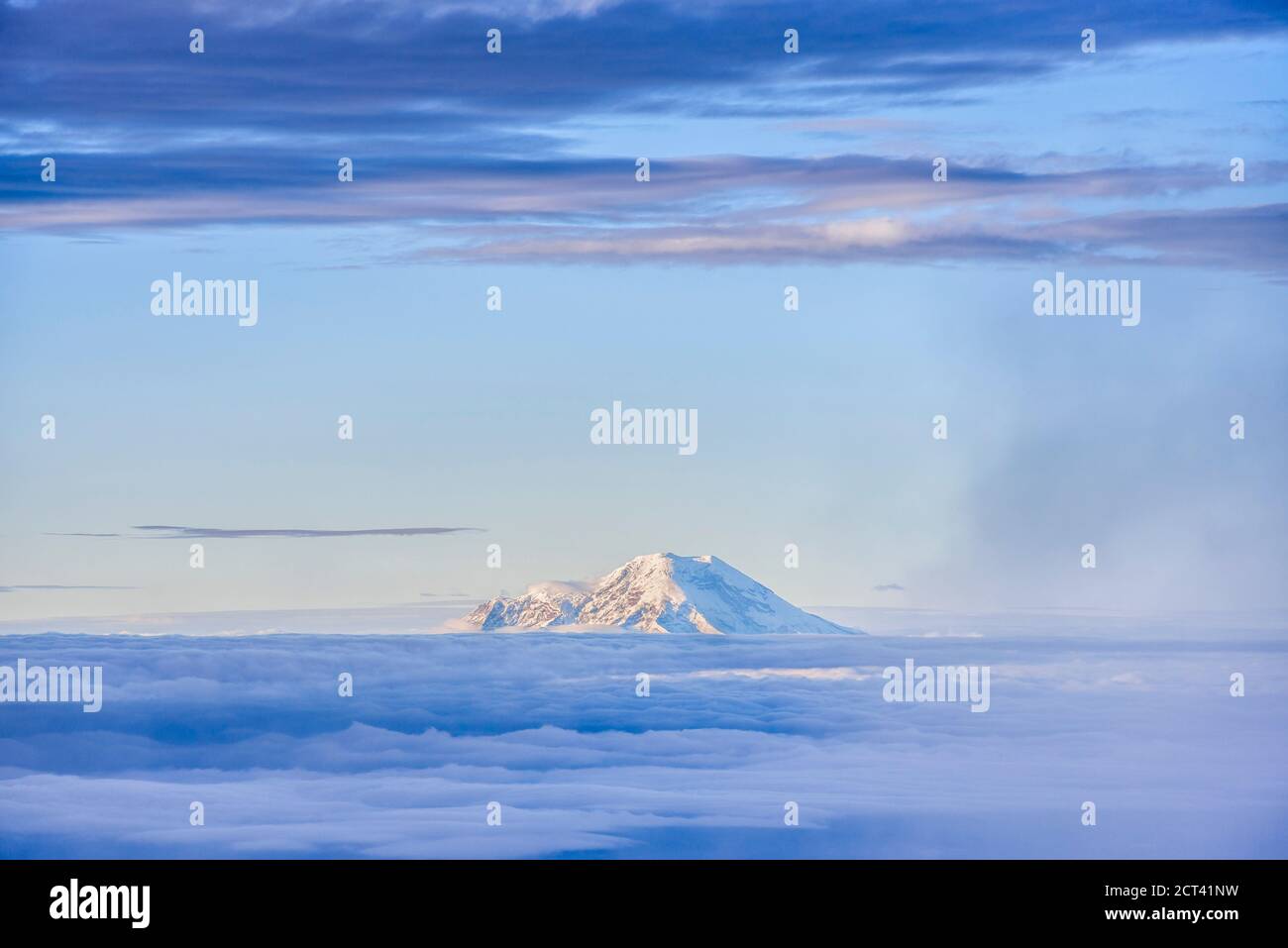 Vulcano Chimborazo 6268m cima, visto da 5,897m cima del vulcano Cotopaxi, Provincia di Cotopaxi, Ecuador, Sud America Foto Stock