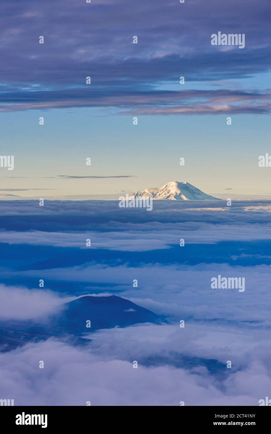 Vulcano Chimborazo 6268m cima, visto da 5,897m cima del vulcano Cotopaxi, Provincia di Cotopaxi, Ecuador, Sud America Foto Stock