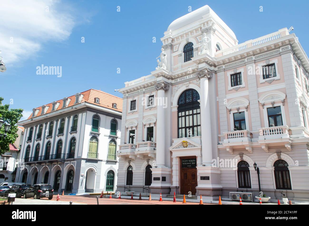 Due edifici storici della vecchia città di Panama. Panama Canal Museum si vede sulla sinistra e sulla destra si erge il palazzo comunale edificio. Foto Stock