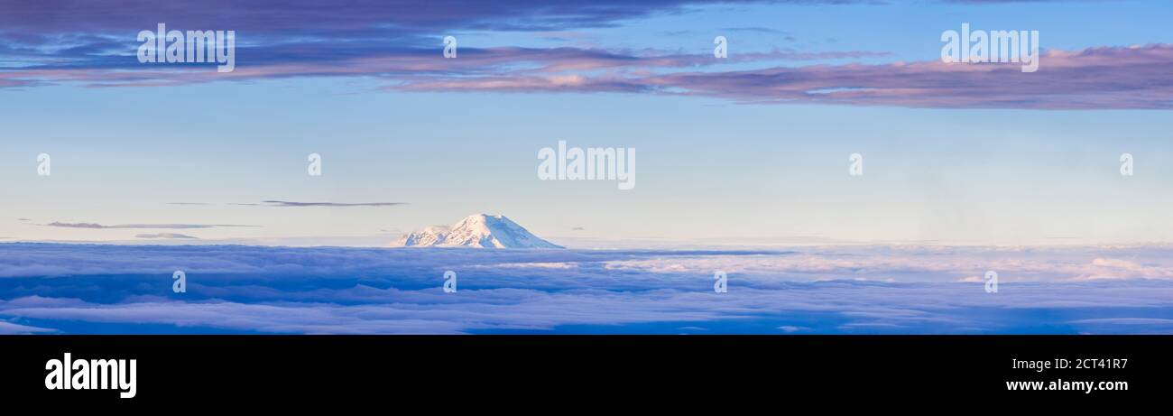 Vulcano Chimborazo 6268m cima, visto da 5,897m cima del vulcano Cotopaxi, Provincia di Cotopaxi, Ecuador, Sud America Foto Stock