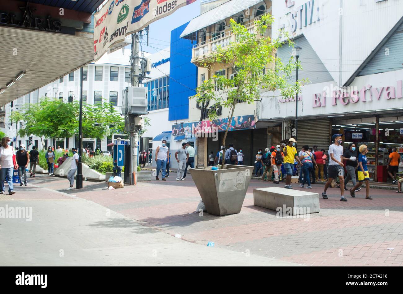 Un sabato pomeriggio nella popolare zona di la Peatonal a Santa Ana. La gente indossa la maschera come è governata dalle autorità a causa della pandemia. Foto Stock