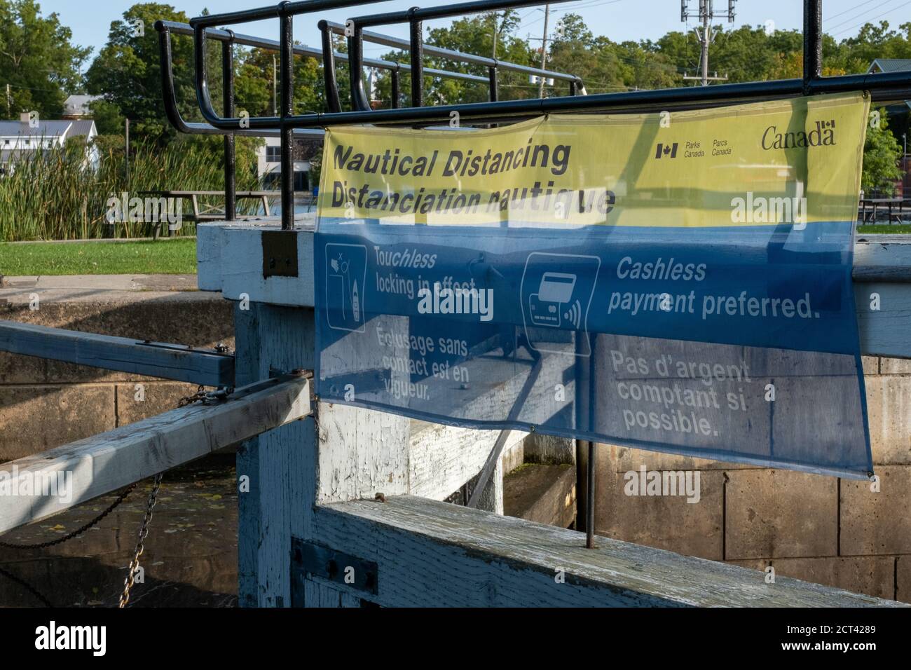 Parchi Canada cartelli a Merrickville Locks lungo il fiume Rideau in Ontario informare i visitatori di 'distanza nautica' regole per il passaggio delle barche. Foto Stock