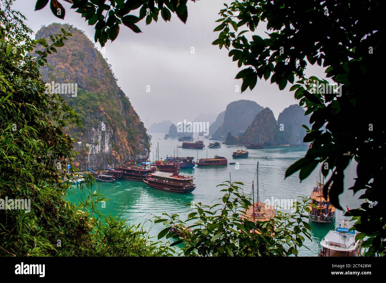 Crociera in barca della nave spazzatura nella splendida Baia di ha Long, Vietnam, Sud-est asiatico Foto Stock